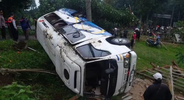Minibus Rombongan Keluarga asal Surabaya Terguling di Turunan Pacet, 16 Orang Terluka