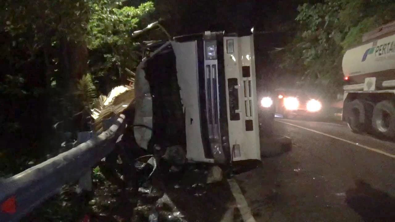 Rem Blong di Tikungan Gumitir, Truk Tronton Terguling Timpa Dua Kendaraan