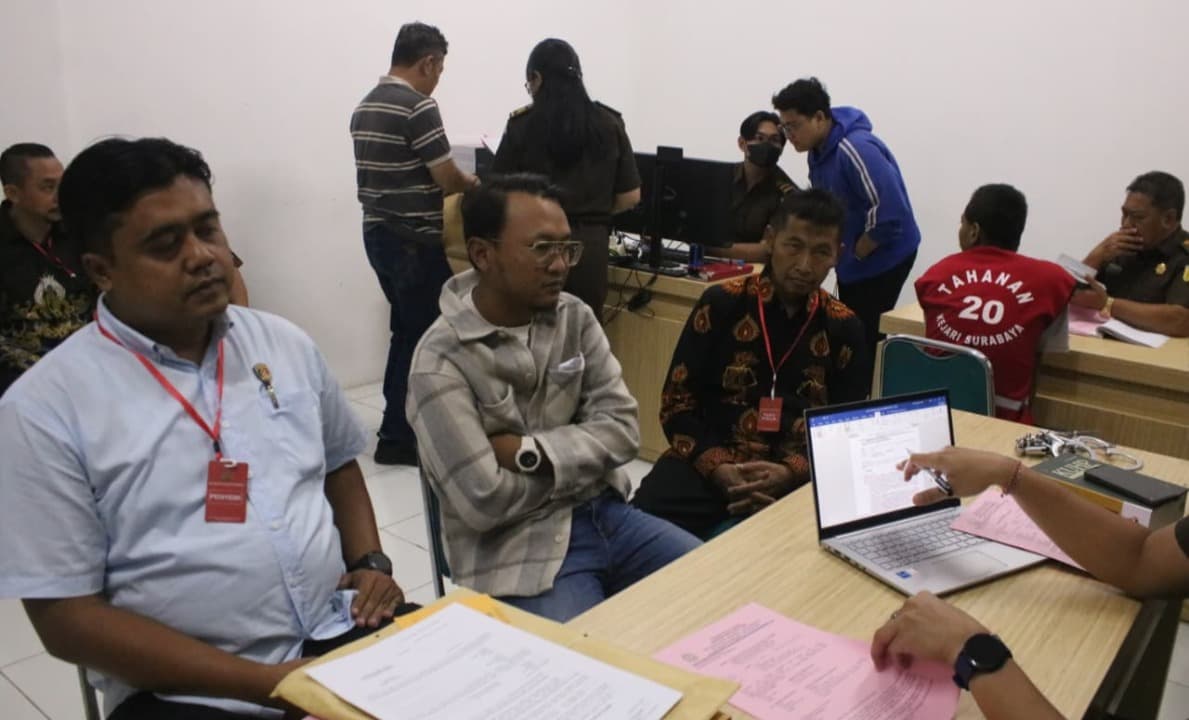 Tersangka Permadi yang Robohkan Rumah Tetangganya Dilimpahkan ke Kejari Surabaya