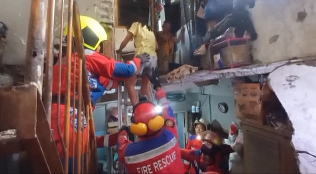 Lantai Kamar Runtuh, Evakuasi Ibu dan Anak Berlangsung Dramatis