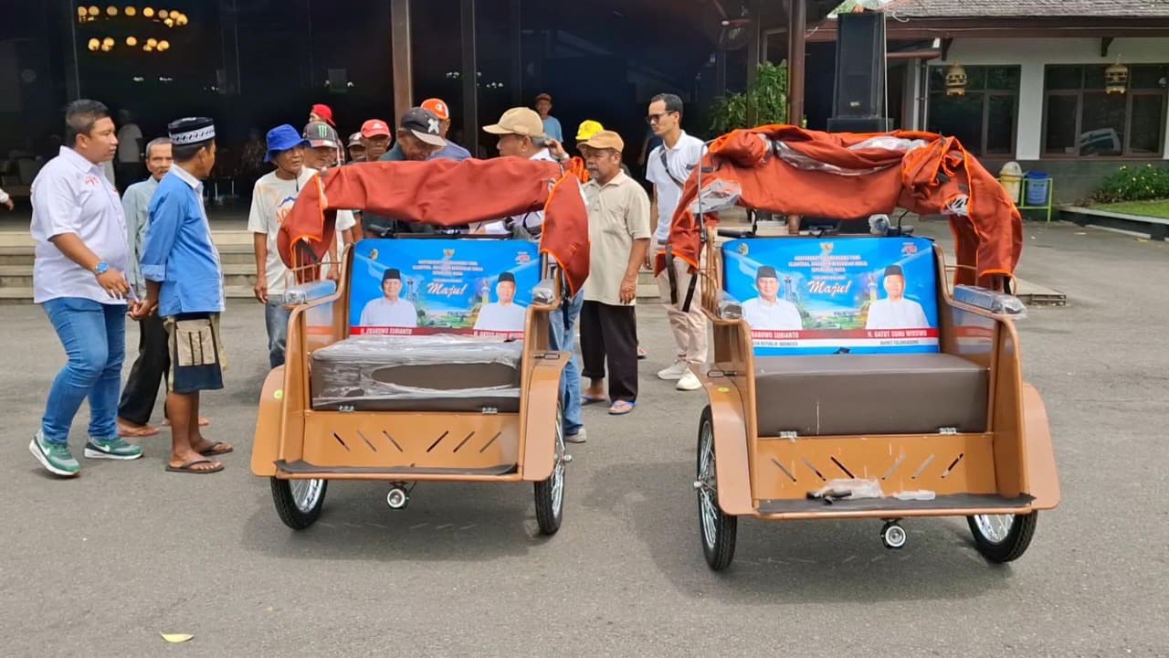 Ratusan Tukang Becak Tulungagung Terima Becak Listrik Bantuan Prabowo