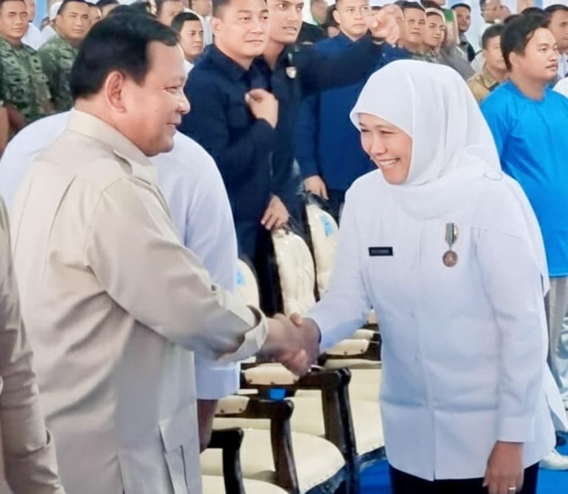 Gubernur Khofifah Terima Tanda Kehormatan Satyalancana Wira Karya dari Presiden Prabowo