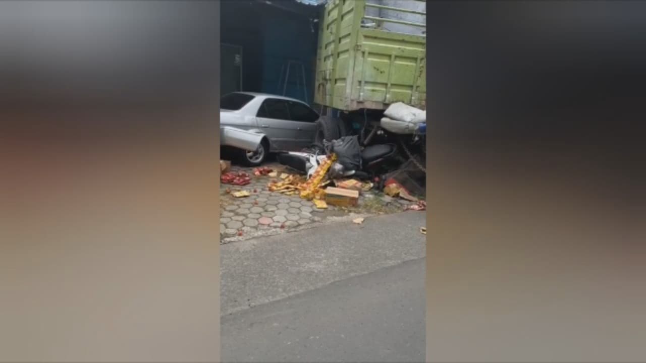 Truk Hilang Kendali Hantam Tiga Kendaraan