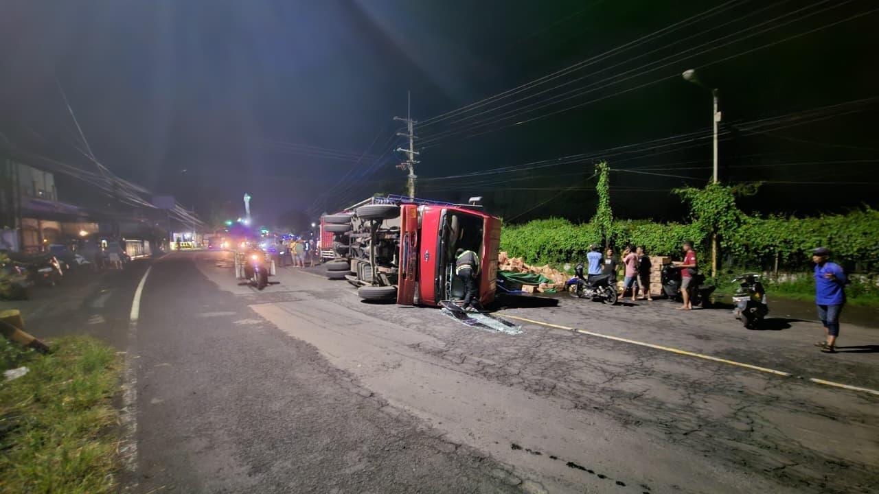 Di Jalur Banyuwangi–Situbondo, Truk Bermuatan Minyak Goreng Terguling