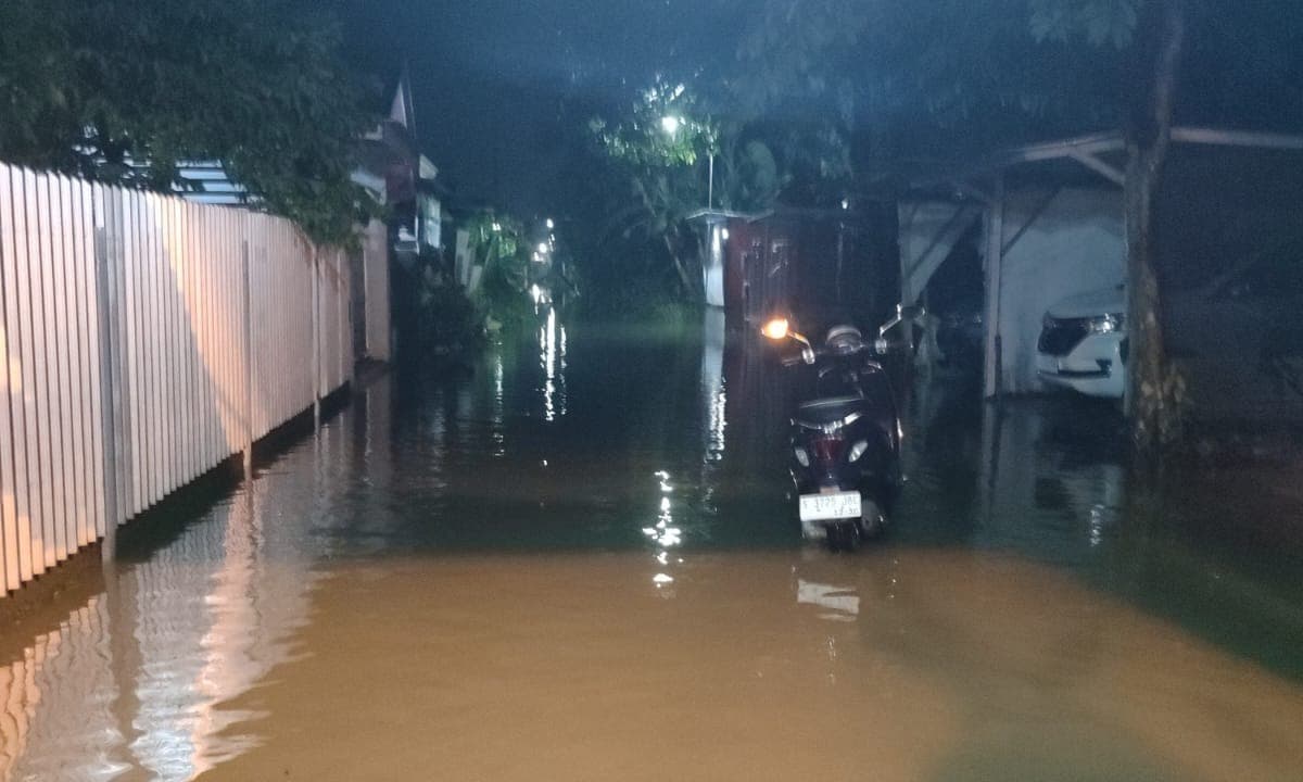 Hujan Deras 5 Jam, Sejumlah Jalan Utama di Lamongan Terendam Banjir