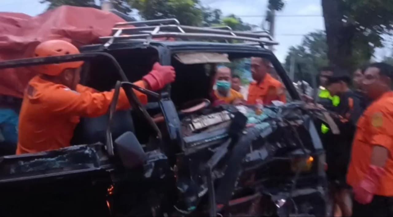 Kecelakaan Pikap Vs Truk, 5 Orang Terjepit, Kantor SAR Banyuwangi Evakuasi Korban