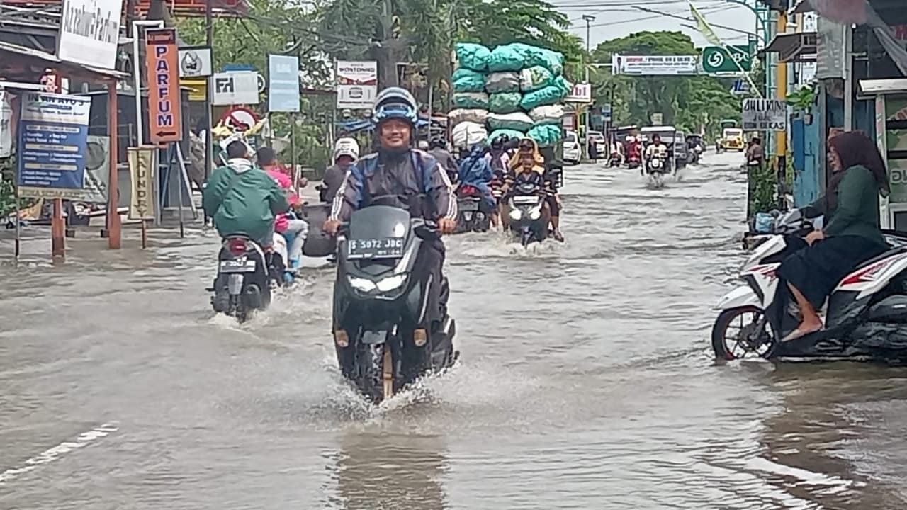 Luapan Bengawan Jero Rendam Jalur Provinsi di Dua Desa di Lamongan