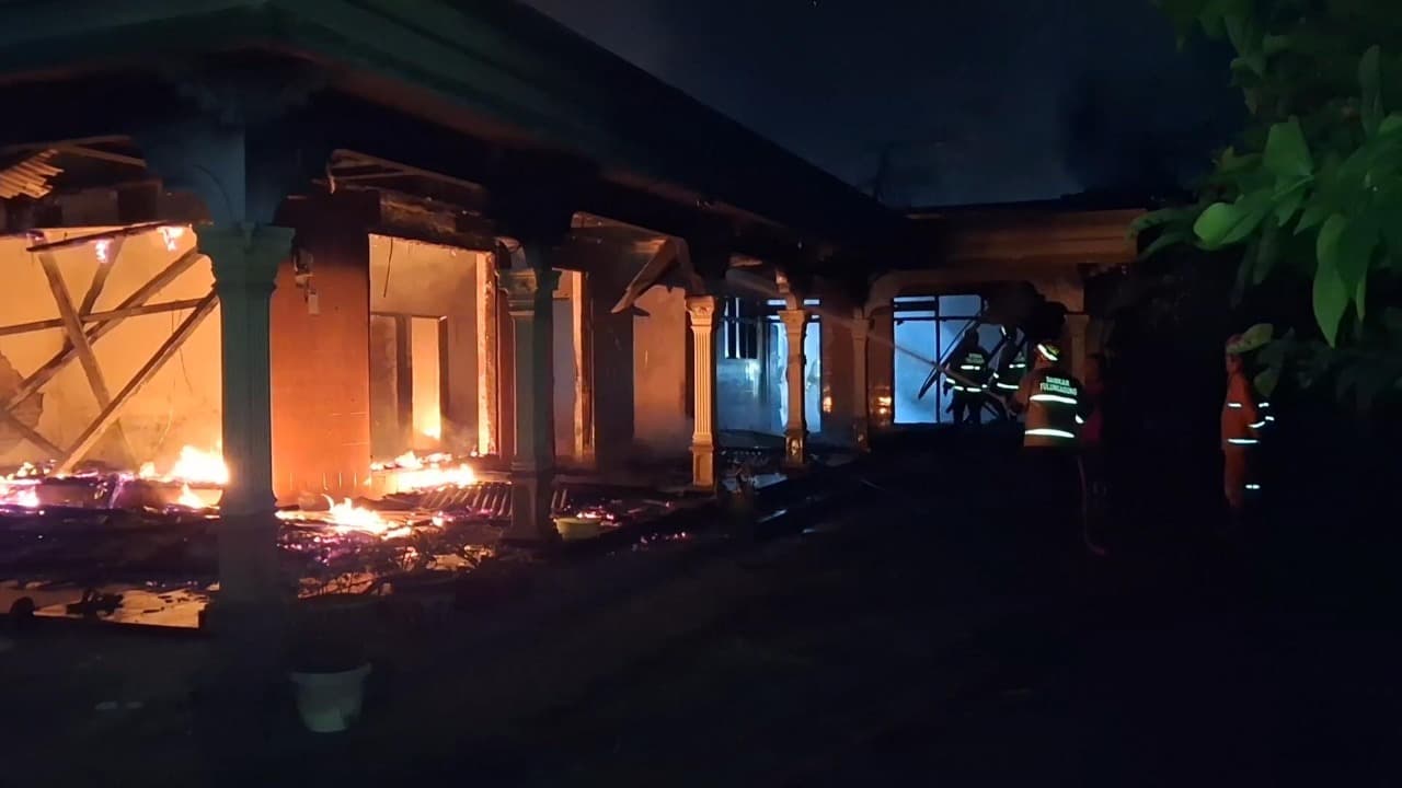 Diduga Sengaja Dibakar, Sebuah Rumah di Sambijajar Tulungagung Terbakar Hebat