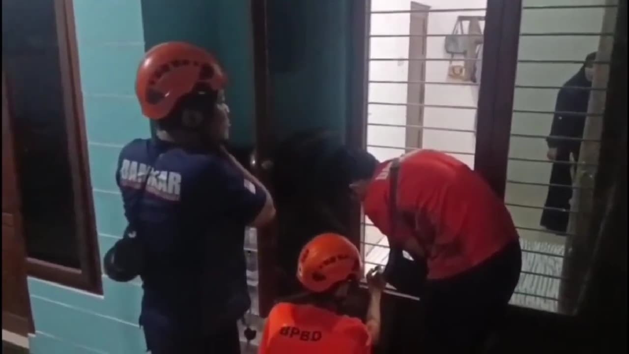Tim Damkar Evakusi Emak-Emak Terkunci di Dalam Kamar Rumahnya