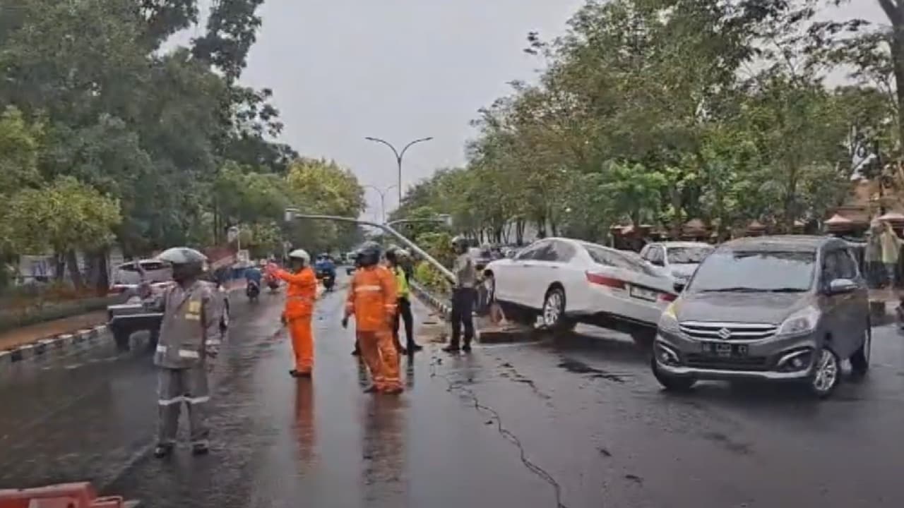Hindari Motor, Honda Accord Tabrak Tiang PJU di Depan Kantor Satpol PP Bangkalan