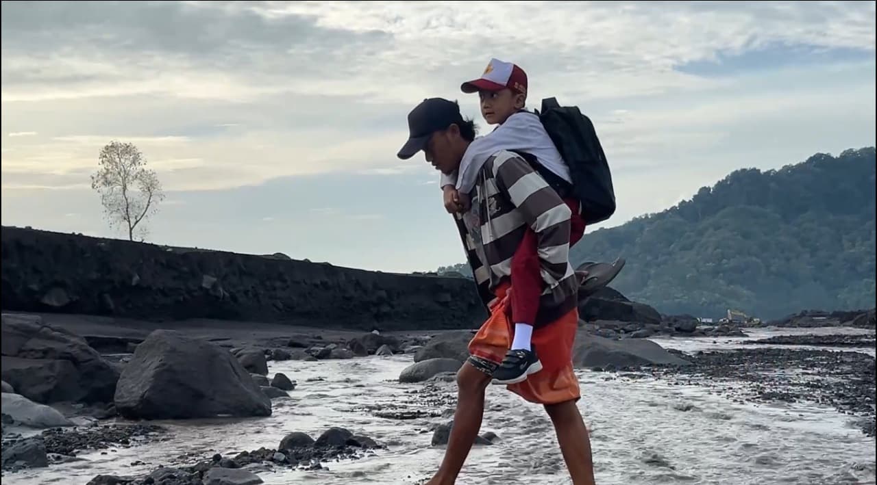 Bertaruh Nyawa Demi Ilmu, Siswa Sumberlangsep Digendong Seberangi Lahar Semeru