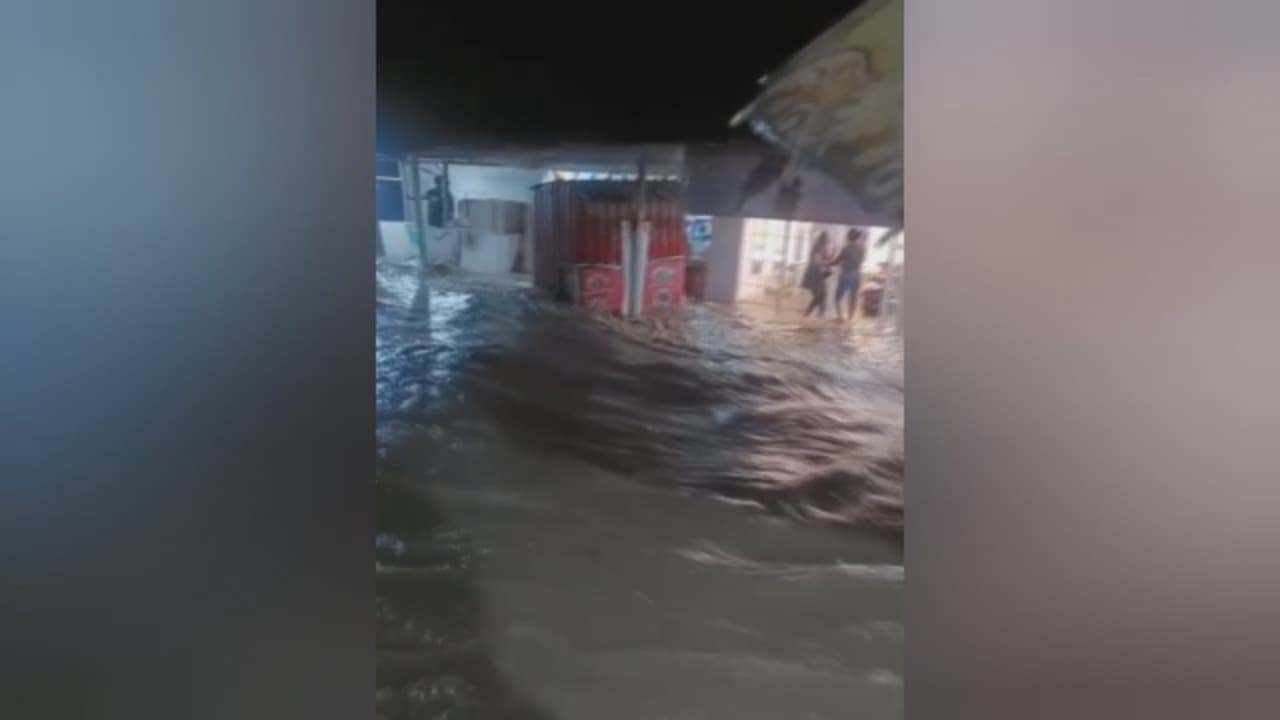 Tanggul Jebol, Air Meluap Masuk Permukiman