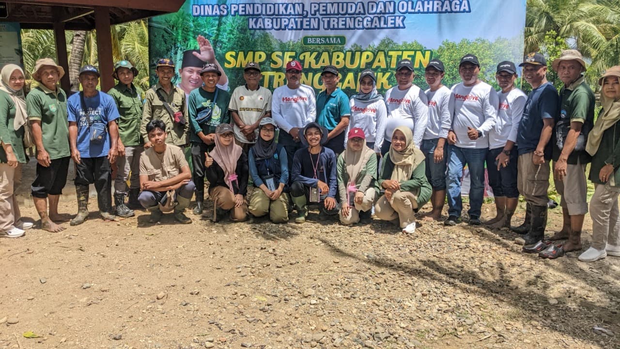 Kolaborasi Riset Lapangan UPN Veteran Jawa Timur dan Desa Wonocoyo sebagai Manifestasi Blue Economy di Pesisir Kabupaten Trenggalek