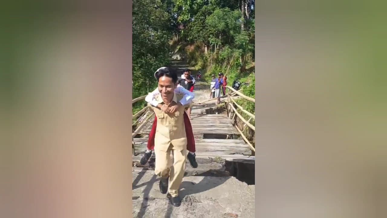 Jembatan Kayu di Wagir Lor Ngebel Ponorogo Nyaris Putus, Warga Was-was Melintas