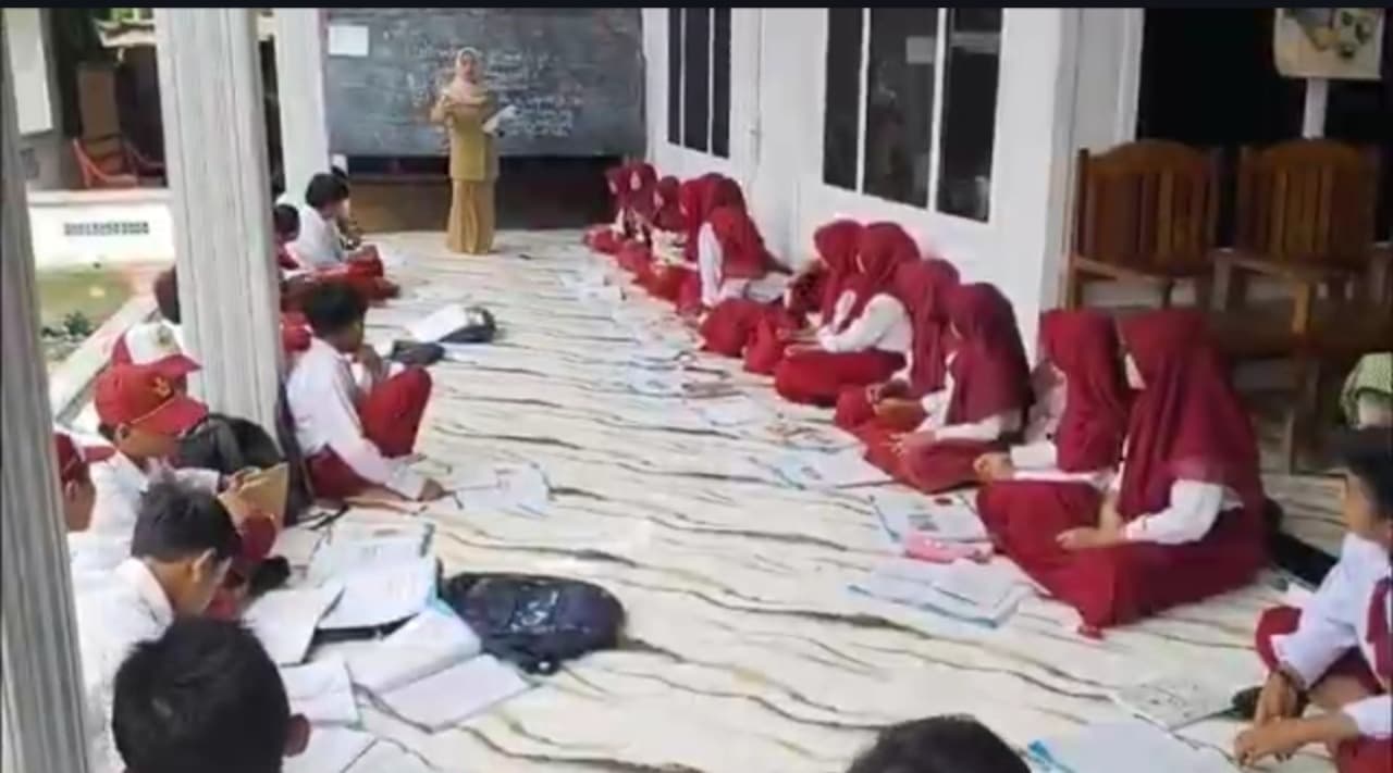 Sekolah Ambruk, Siswa SDN Tlagah 2 Bangkalan Minta Bantuan Presiden