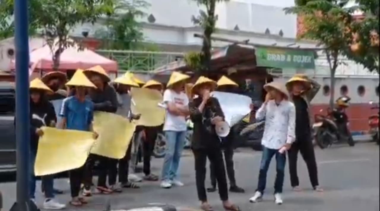 Protes Dugaan Mafia Pupuk, Mahasiswa Geruduk Dispertan Sampang