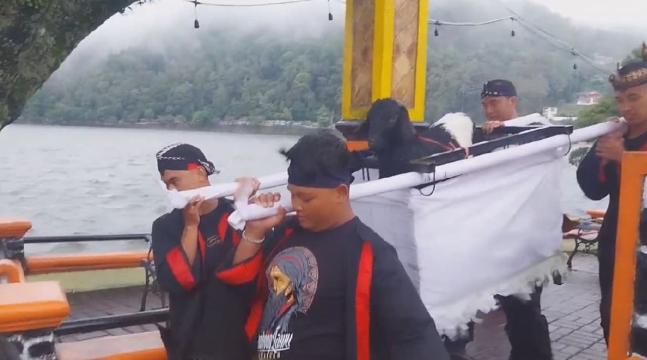 Rangkaian Adat Jelang Labuhan Sarangan Ritual Kambing Kendit Terus Dijaga