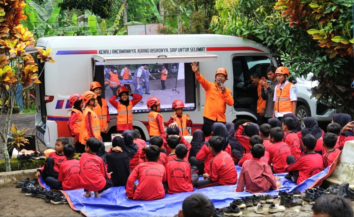 Bareng Pak Ribut Guru Viral, Tim BPBD Jatim Berikan Edukasi ke Siswa SDN 01 Pagowan Lumajang