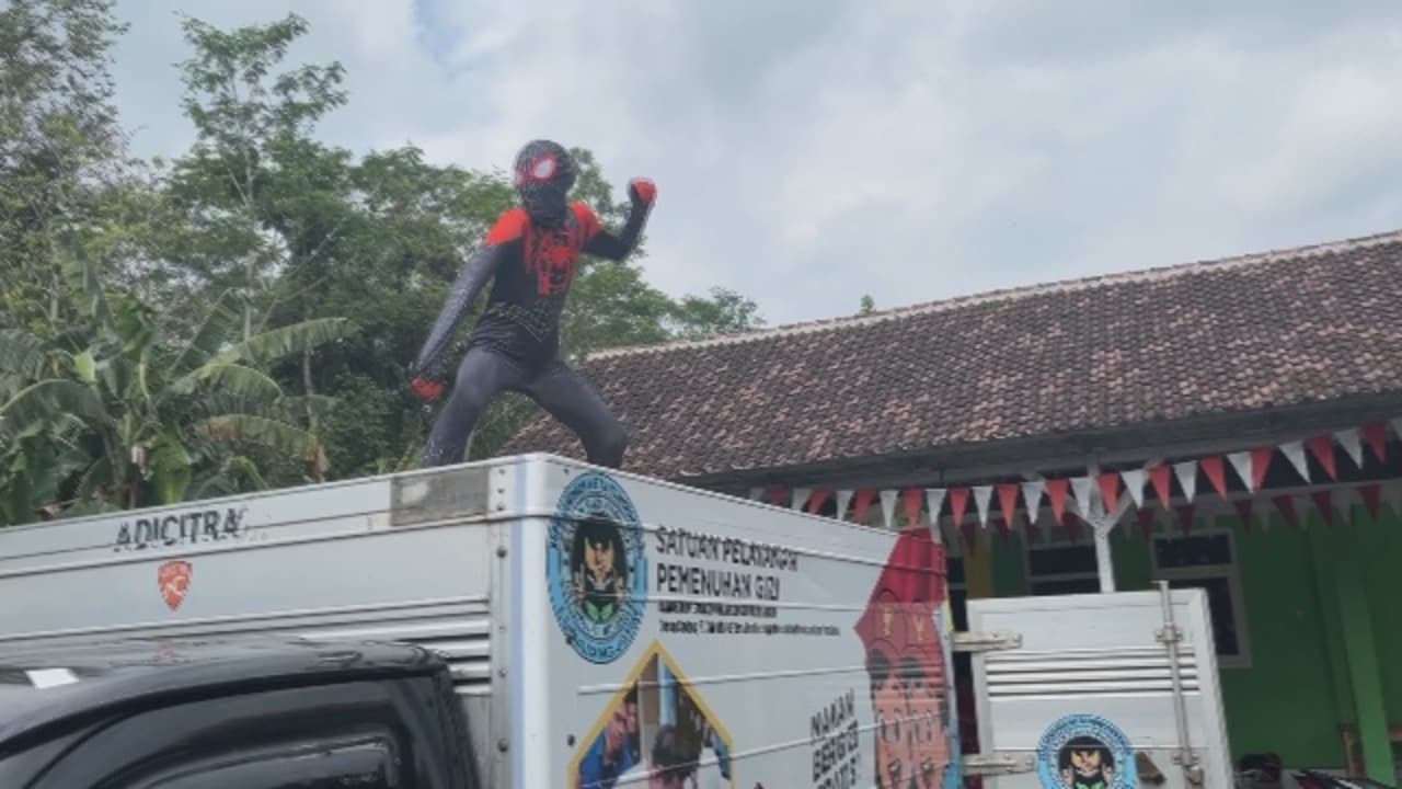 Spiderman Antar MBG di Lumajang