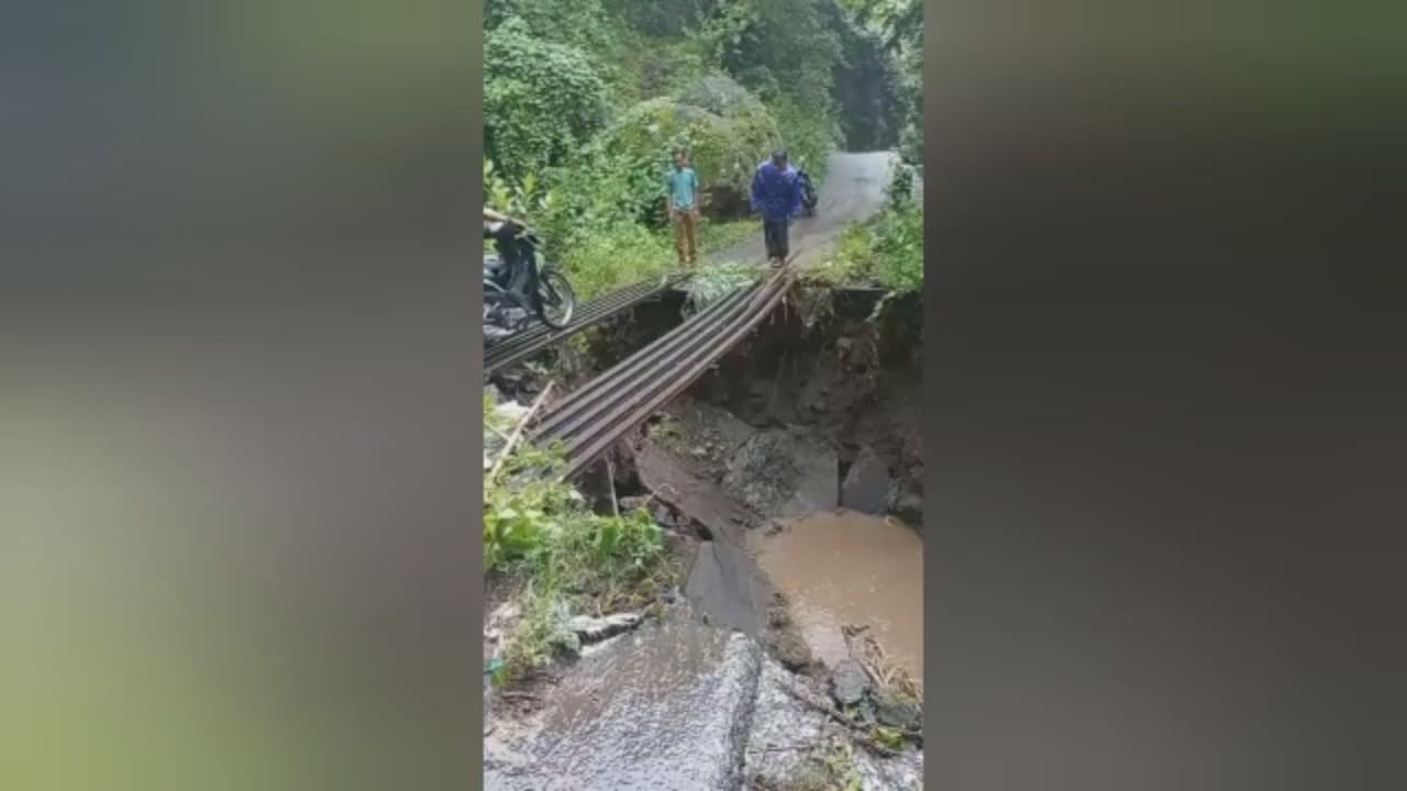 Jembatan Darurat Ambruk, Akses Desa Terbatas
