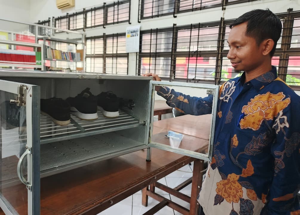 Mahasiswa Teknik Elektro UAB Surabaya Ciptakan Prototipe Alat Pengering Sepatu