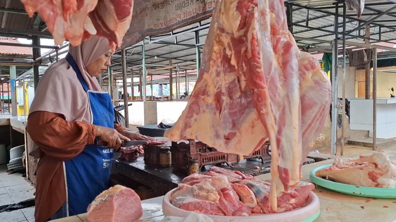 Harga Daging Sapi Melambung, Penjualan Pedagang di Kediri Anjlok