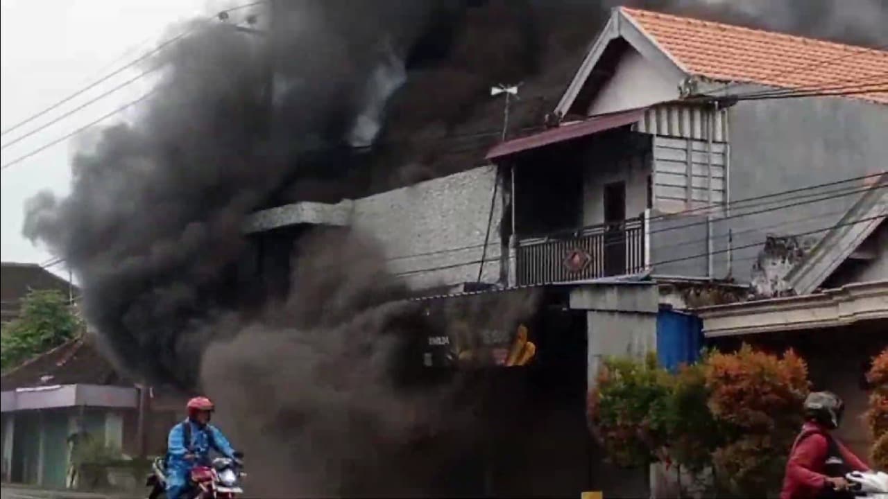 Bengkel Di Jalur Pantura Terbakar, Warga Panik Berhamburan