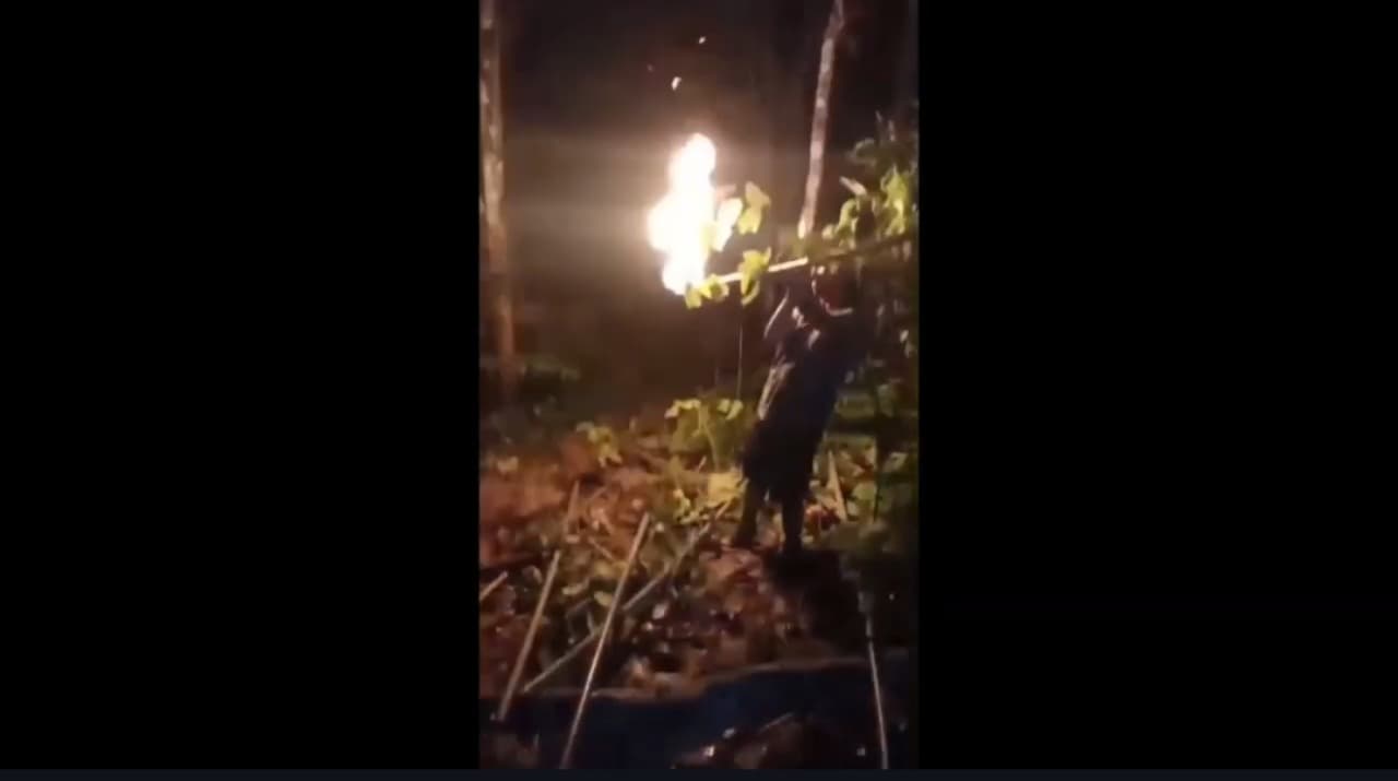 Viral, Sumur Bor di Sampang Keluarkan Gas