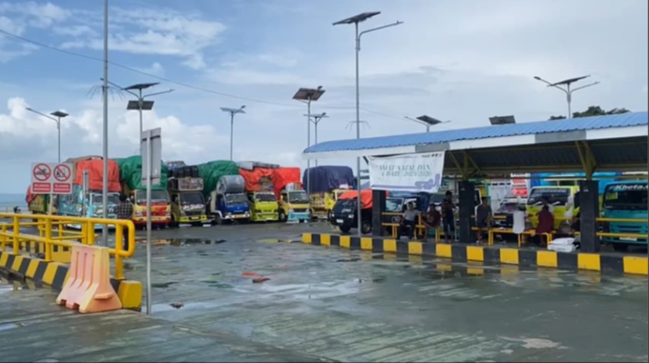 Cuaca Buruk, Puluhan Truk Tertahan hingga 10 Hari di Pelabuhan Kalianget Sumenep