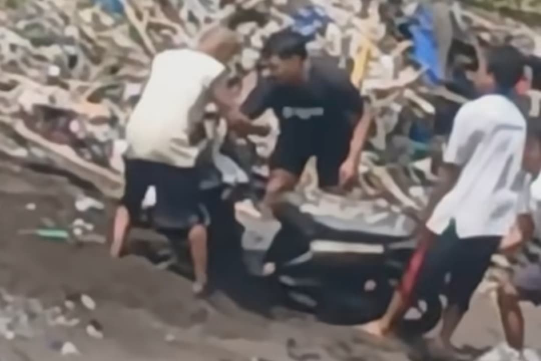 ‎Geger! Pemancing Temukan Motor Honda Beat Terkubur di Tepi Sungai Bangil Pasuruan