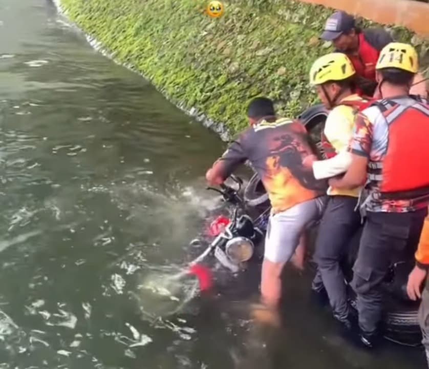 Jalan Lingkar Longsor, Tiga Wisatawan dan 7 Sepeda Motor Terjun ke Telaga Sarangan