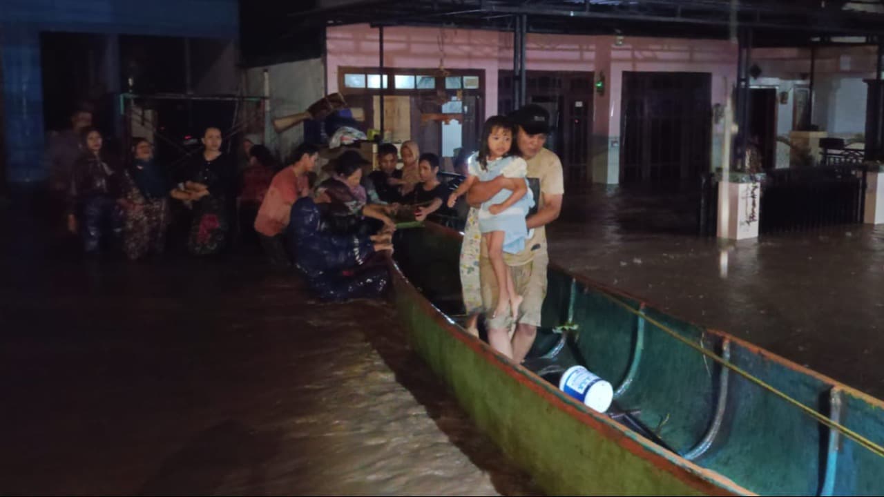 Evakuasi Korban Banjir di Probolinggo Berlangsung Dramatis, Anak-anak hingga Lansia Terjebak