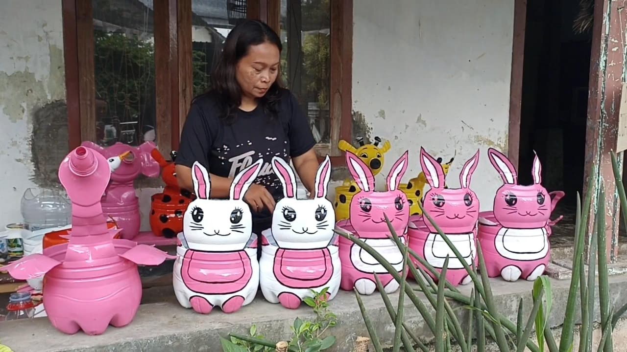 Warga Tulungagung Sulap Limbah Galon Jadi Pot Bunga Bernilai Tinggi