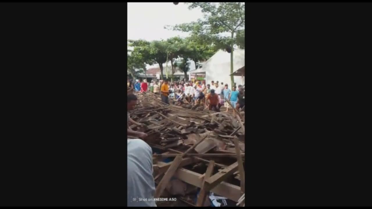 Bangunan Pasar Ambruk, Tiga Pedagang Luka-Luka