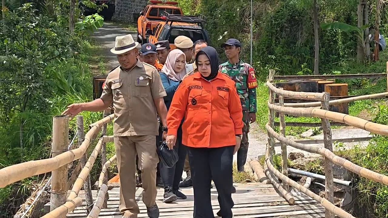 PLT Bupati Tinjau Jembatan Wagir Lor Yang Nyaris Putus