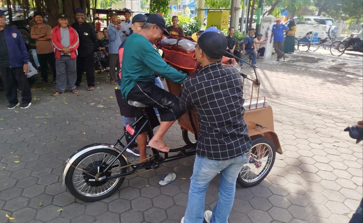 :Ratusan Tukang Becak di Banyuwangi Berlatih Operasikan Becak Listrik