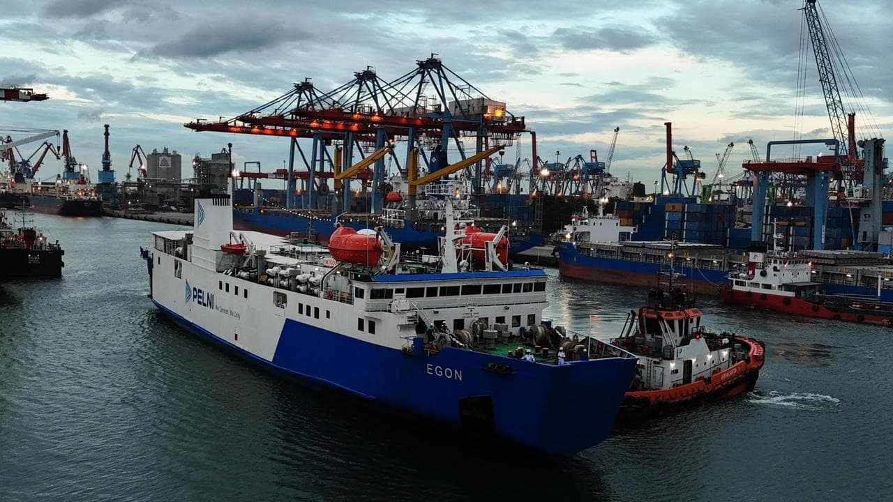 KM Egon Selamatkan 18 Kru Kapal Swasta Tenggelam di Laut Jawa