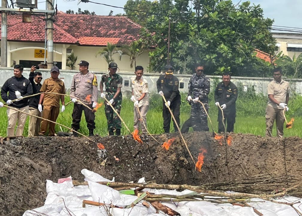 Balai Karantina Jatim Musnahkan Komoditas Pertanian Impor Ilegal