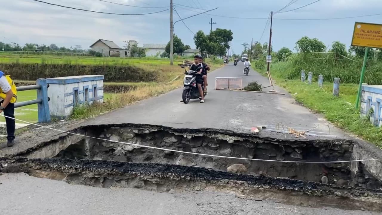 Jembatan Penghubung Desa Ambrol, Pemotor Nekat Lewati Sisi Jembatan