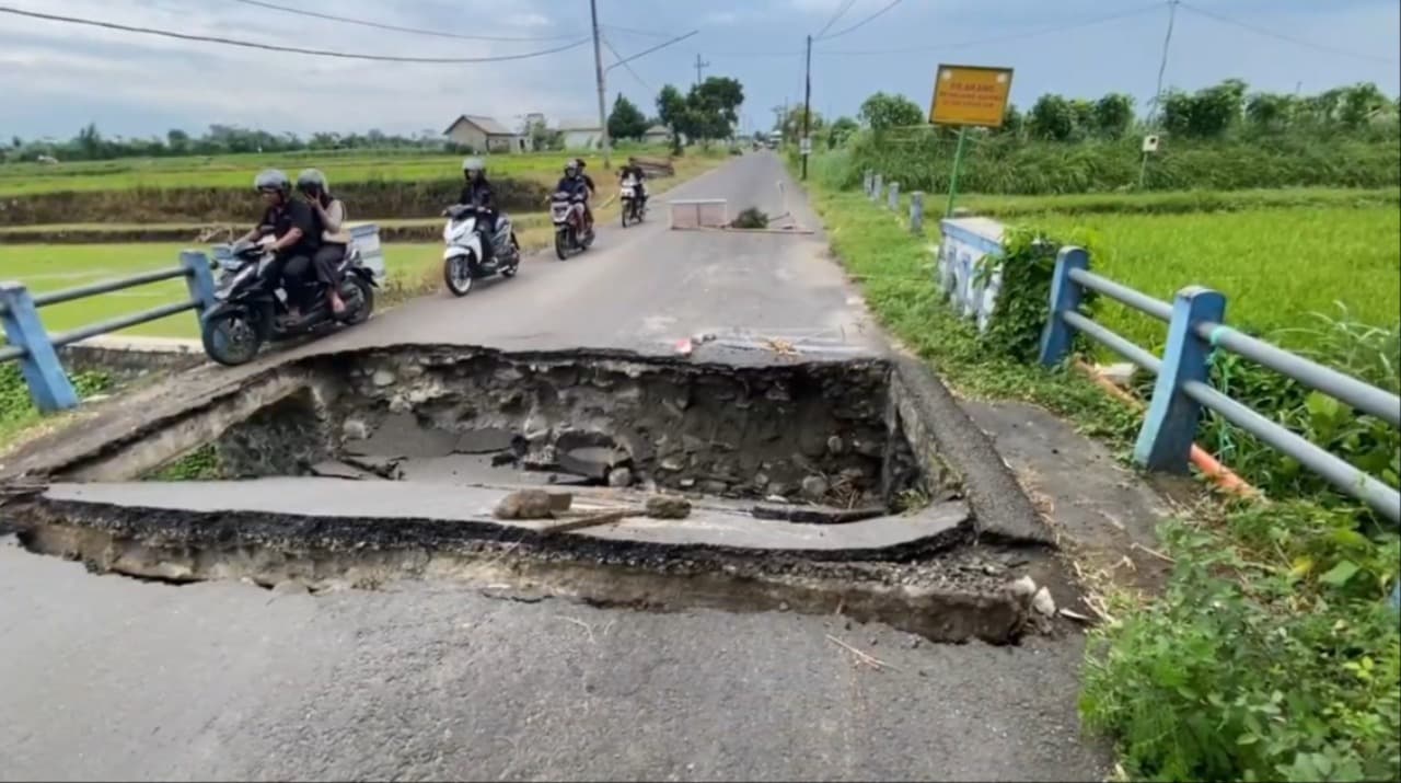 Jembatan Bangle di Blitar Ambrol, Warga Nekad Melintas