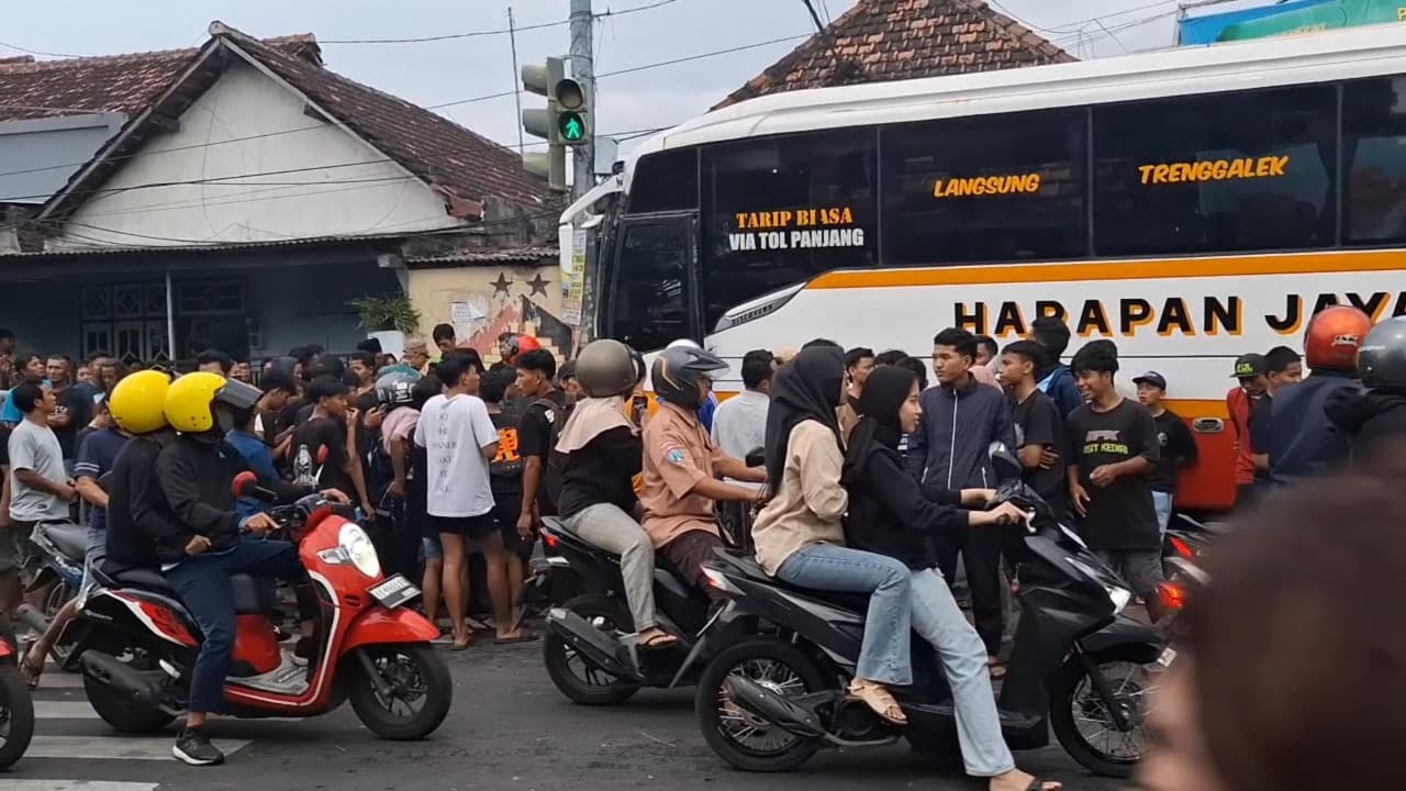 Bus Antar Kota Terobos Lampu Merah, Tabrak 4 Kendaraan di Kediri