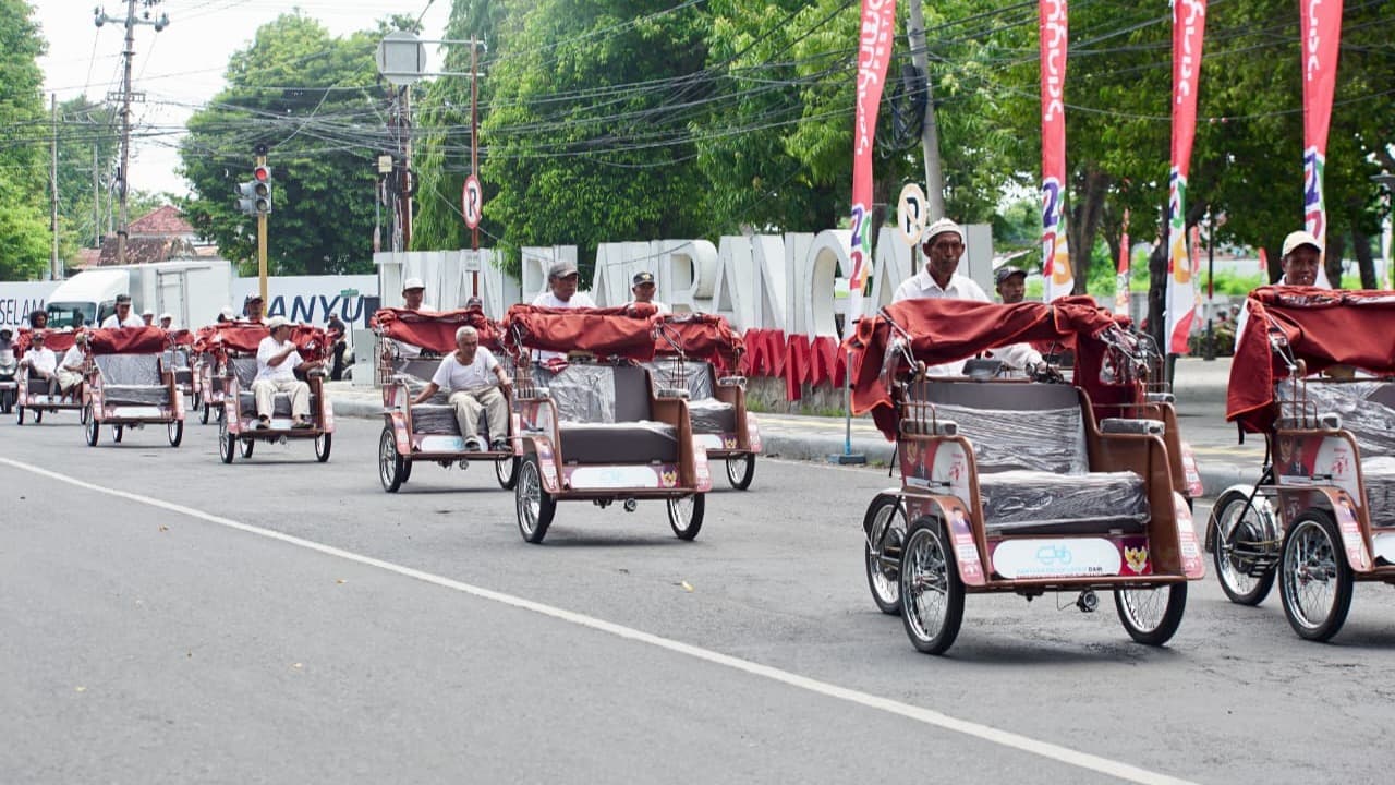 Bupati Ipuk Serahkan 200 Becak Listrik Bantuan Presiden ke Pengemudi Becak Lansia Banyuwangi