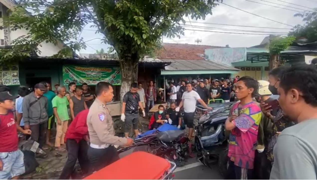 Avanza Tabrak Enam Motor dan Pikap di Jombang, Satu Orang Tewas