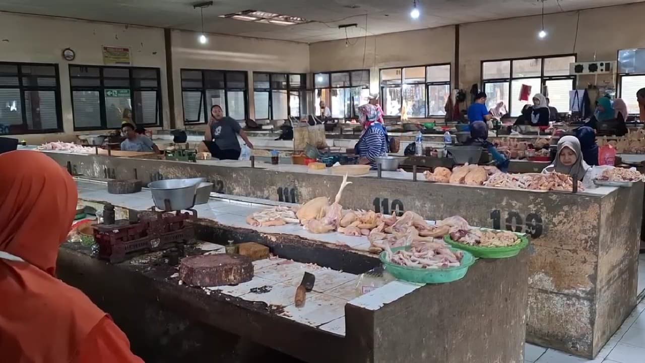 Harga Daging Ayam di Pasar Kediri Naik Rp 34 Ribu, Penjualan Turun 50 Persen