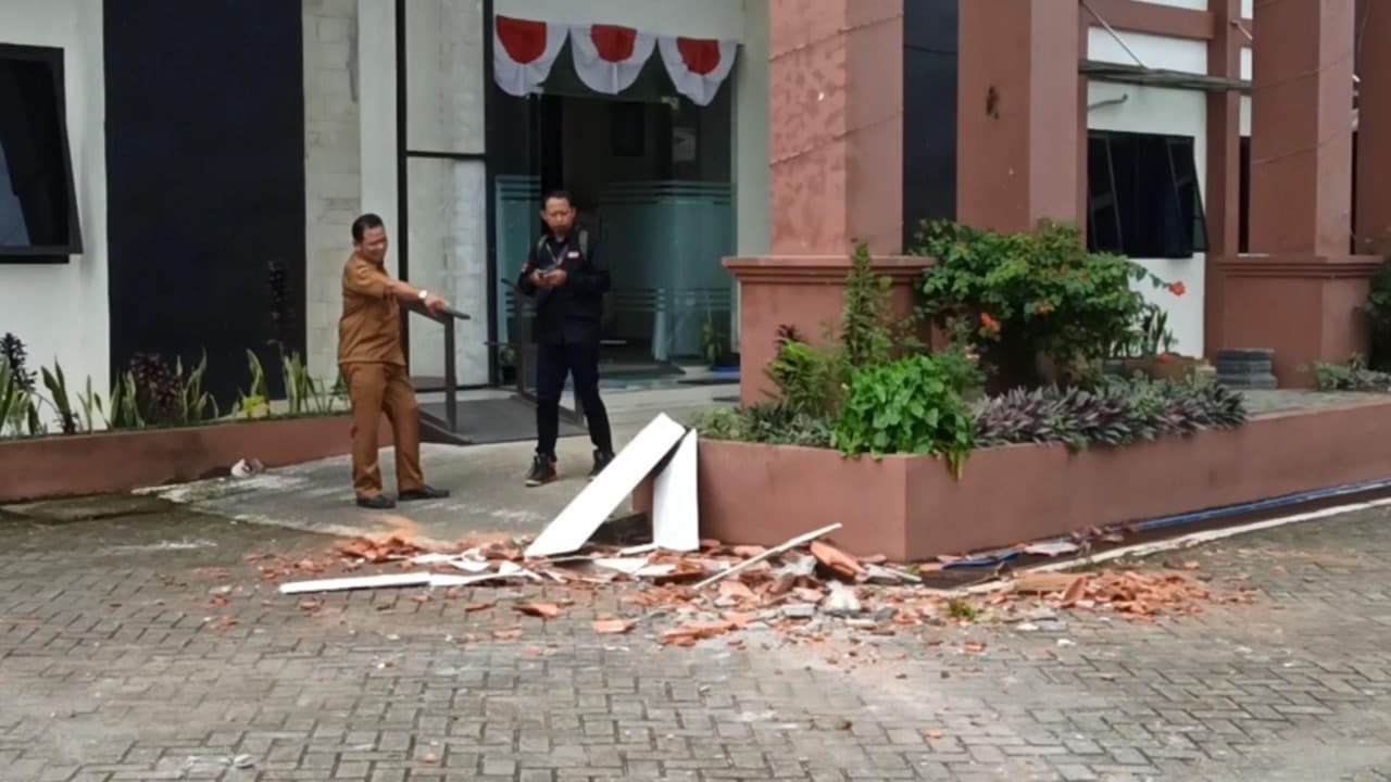 Gempa Guncang Pacitan, Atap Kantor Kecamatan Dongko di Trenggalek Runtuh