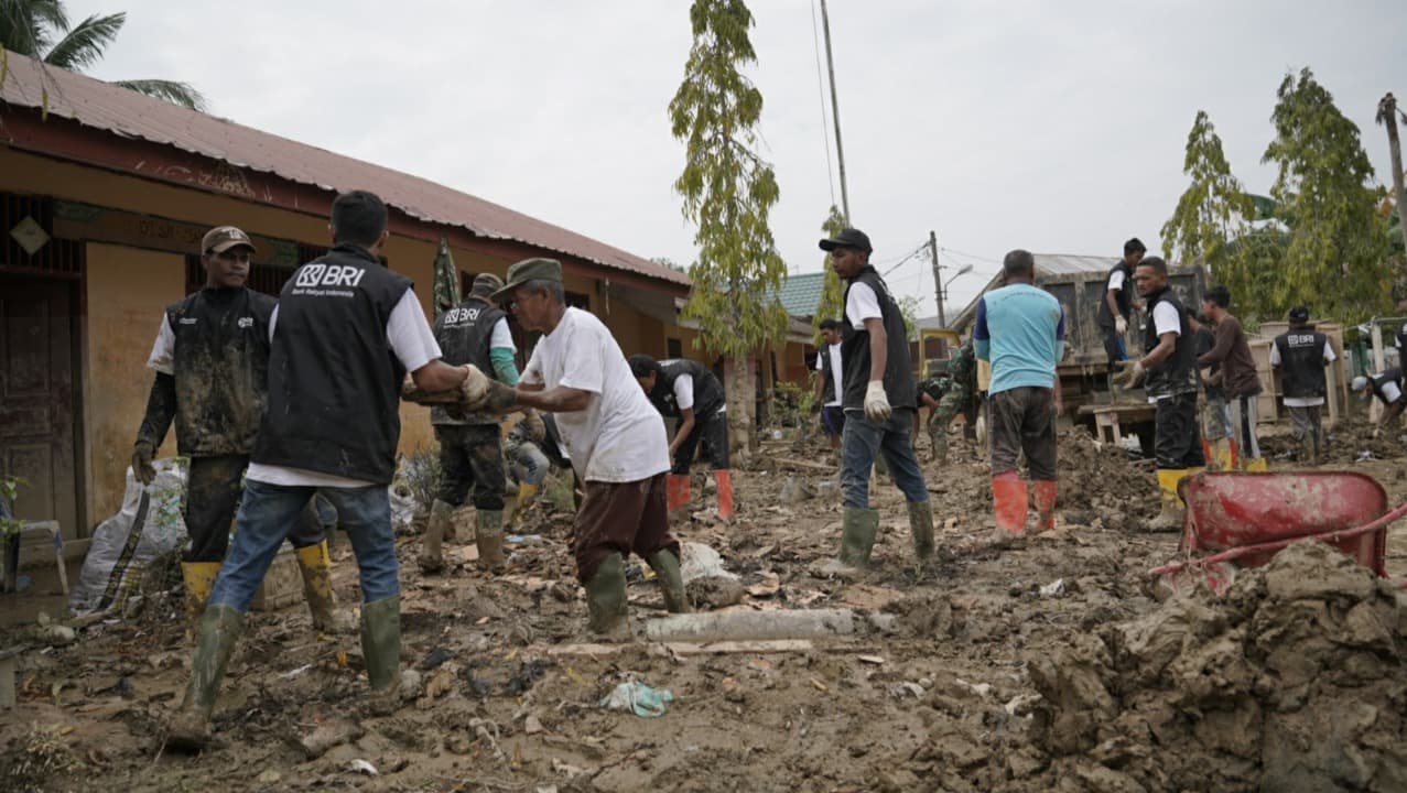 70 Relawan BRI Peduli Turun Tangan Bersihkan SDN Tugu Upah Aceh Tamiang Pascabencana