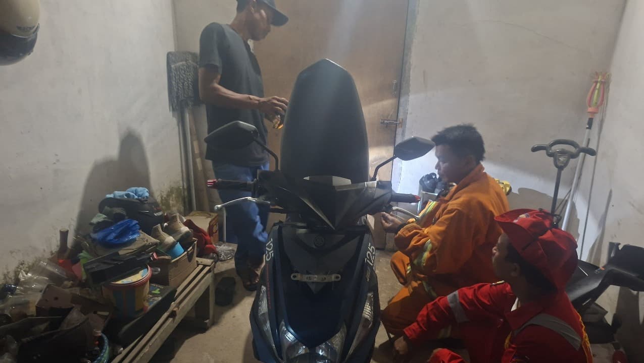 Ular Piton Ekor Merah Bersembunyi di Jok Motor Warga Banyuwangi, Damkar Turun Tangan