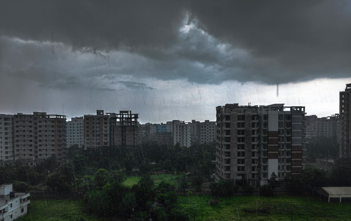 Cuaca Jawa Timur Dominan Hujan Ringan, Petir Berpotensi Melanda Sejumlah Wilayah