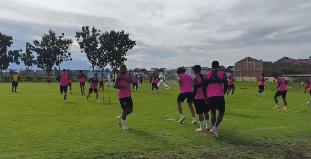 Ditinggal Luiz Gustavo, Singo Edan Buru Pemain Belakang Baru