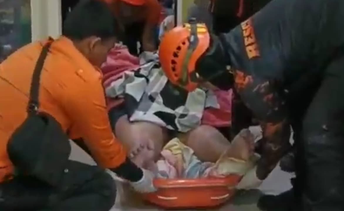 BPBD Surabaya Bantu Evakuasi Warga Obesitas Untuk Dirujuk Ke Rumah Sakit